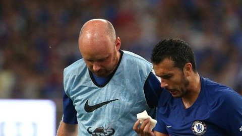 Pedro, jugador del Chelsea dejó la cancha en el partido contra el Arsenal en Pekín debido a un fuerte choque con David Ospina.
