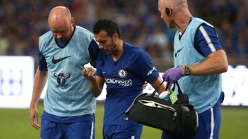 Pedro, jugador del Chelsea dejó la cancha en el partido contra el Arsenal en Pekín debido a un fuerte choque con David Ospina.