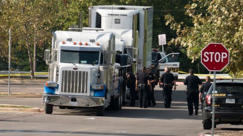 Las autoridades de Texas informaron que la víctima falleció en una caja que medía 30 pulgadas de largo, 26 pulgadas de ancho y 16 pulgadas de profundidad.
