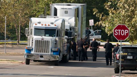 Las autoridades de Texas informaron que la víctima falleció en una caja que medía 30 pulgadas de largo, 26 pulgadas de ancho y 16 pulgadas de profundidad.