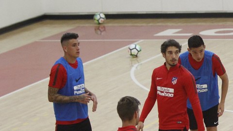 Atlético de Madrid entrenó en una cancha de baloncesto.