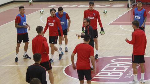 Atlético de Madrid entrenó en una cancha de baloncesto.