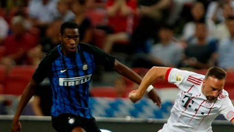 El centrocampista francés Geoffrey Kondogbia le quita el balón a su compatriota del Bayern Munich Franck Ribery en la International Champions Cup en Singapur.
