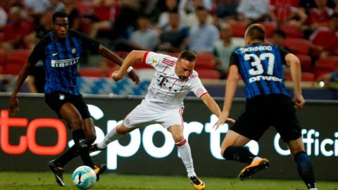 El centrocampista francés Geoffrey Kondogbia le quita el balón a su compatriota del Bayern Munich Franck Ribery en la International Champions Cup en Singapur.