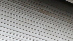 Empleado de Metro muestra un autobús de cero emisiones fabricado por BYD.