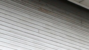 Empleado de Metro muestra un autobús de cero emisiones fabricado por BYD.