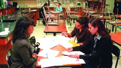 Aspirantes a docentes en una entrevista del LAUSD.