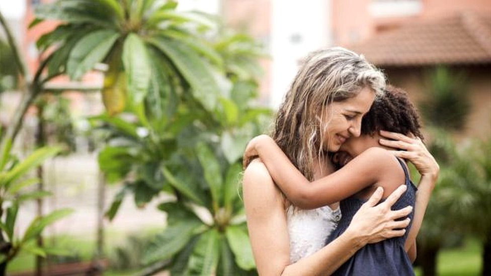 “Era como si me pusiera a prueba constantemente para ver si la quería”: la historia de Larissa, quien fue devuelta por padres adoptivos tres veces