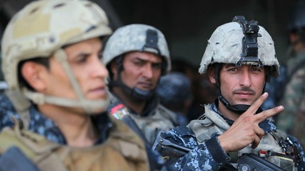 Miembros de las fuerzas de seguridad iraquíes celebran la victoria en Mosul.