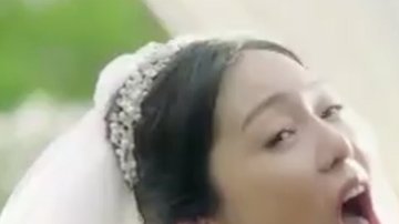 La madre del novio inspecciona a su nuera en plena boda en la publicidad de Audi.