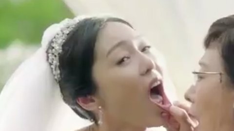 La madre del novio inspecciona a su nuera en plena boda en la publicidad de Audi.