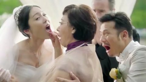 La madre del novio inspecciona a su nuera en plena boda en la publicidad de Audi.