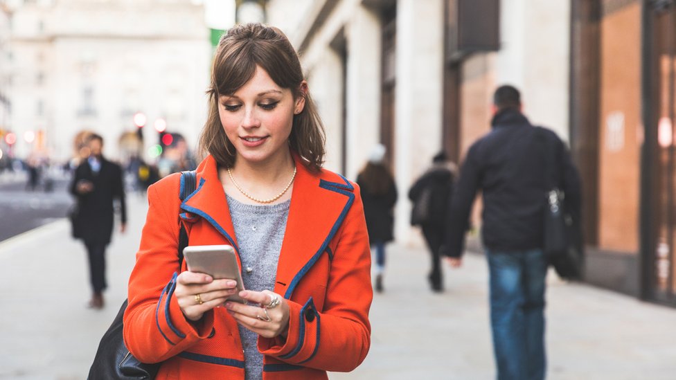 La Ley del Caminante Distraído con la que multarán a peatones que utilicen celulares en EEUU