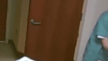 Enfermero golpea a anciano