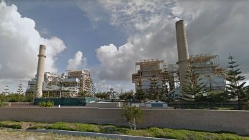 La planta desalinizadora podría ser construida al lado de la planta AES en Huntington Beach.