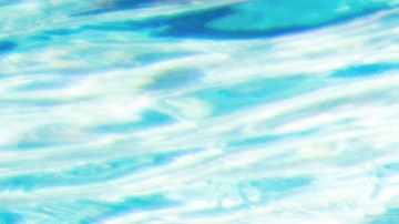 Los niños que aprenden a nadar tienen menos riesgos de ahogarse.