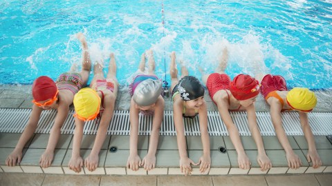 Los niños que aprenden a nadar tienen menos riesgos de ahogarse.