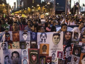 Exigen justicia en la caso Ayotzinapa.
