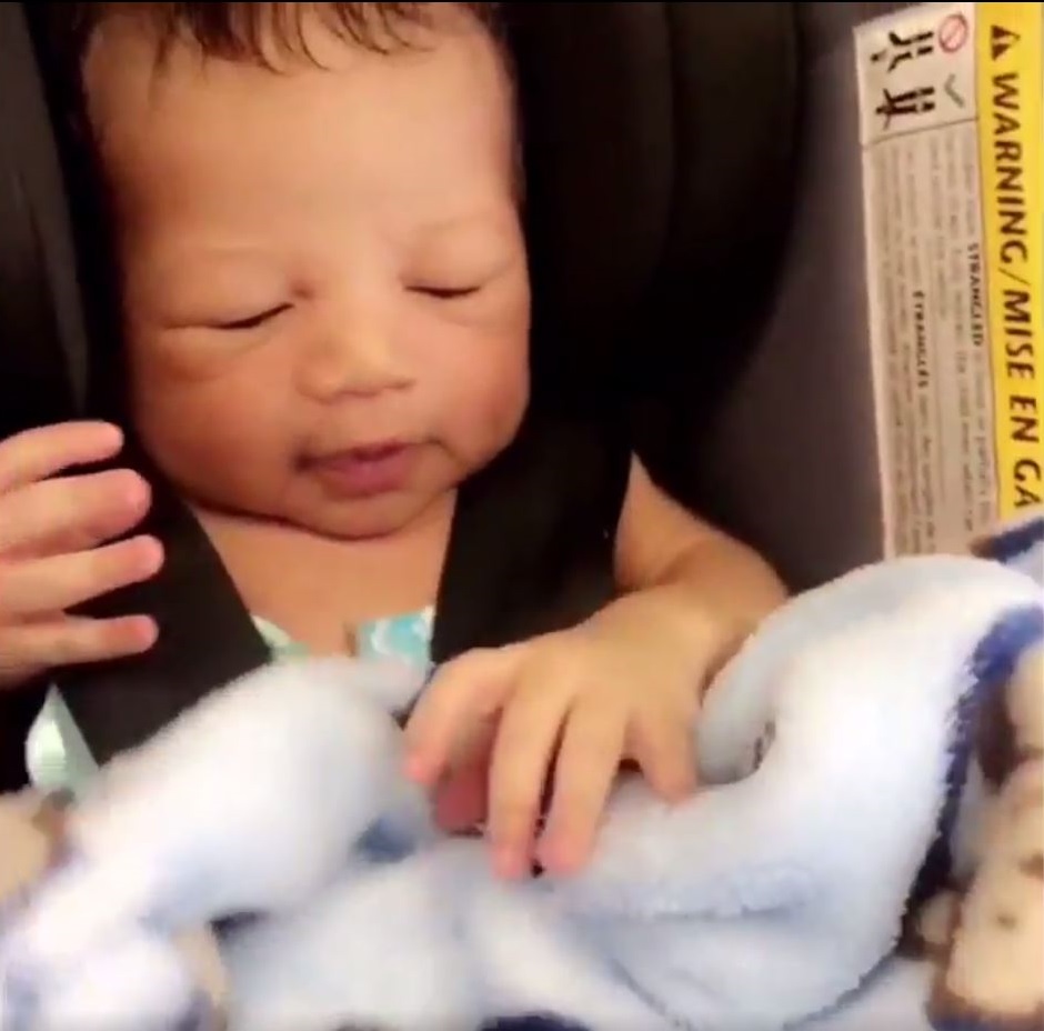 Video Padre Abandona A Su Bebe En Un Estacionamiento En California La Opinion