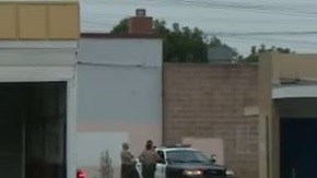 Agentes de la policía en la escena del crimen.