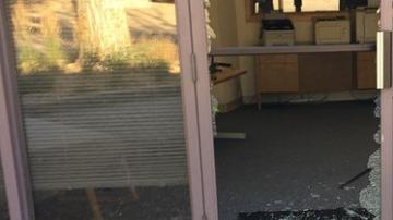 Según un empleado del negocio, había vidrios rotos por todos lados.