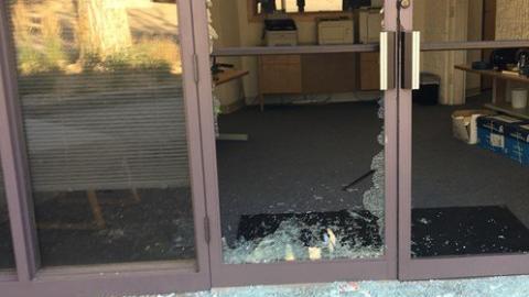 Según un empleado del negocio, había vidrios rotos por todos lados.