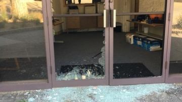 Según un empleado del negocio, había vidrios rotos por todos lados.