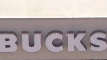 Coche accidentado dentro de Starbucks.