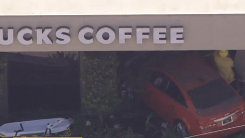 Coche accidentado dentro de Starbucks.