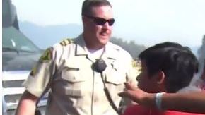Agentes de la policía acompañan a los niños a los vehículos de evacuación.