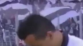 Jugadores del Colo Colo chileno compañados de perritos sin hogar.