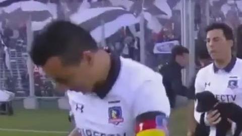 Jugadores del Colo Colo chileno compañados de perritos sin hogar.