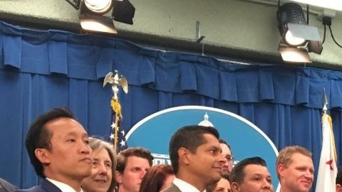 Los legisladores de ambos partidos celebran la renovación, acompañados por el gobernador (izq.).