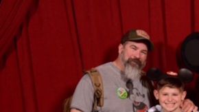 Micky Mouse da buenas noticias a dos hermanos que esperaban ser adoptados.