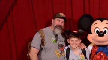 Micky Mouse da buenas noticias a dos hermanos que esperaban ser adoptados.