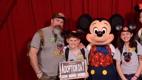 Micky Mouse da buenas noticias a dos hermanos que esperaban ser adoptados.