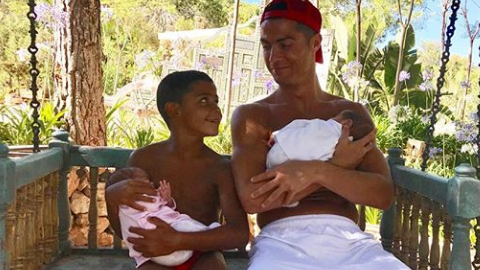 Cristiano Jr. y Cristiano Ronaldo abrazan a los gemelos Eva y Mateo.