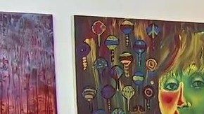 Drian Juarez, mujer transgénero e inmigrante,  frente al podio, acompañada por Rudy Akbarian, Amanda Goad y Lori Jean.