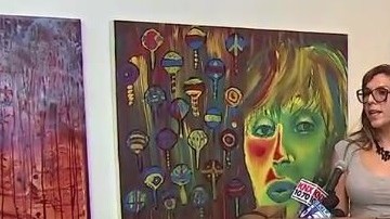 Drian Juarez, mujer transgénero e inmigrante,  frente al podio, acompañada por Rudy Akbarian, Amanda Goad y Lori Jean.