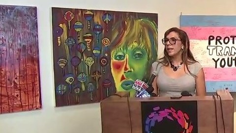Drian Juarez, mujer transgénero e inmigrante,  frente al podio, acompañada por Rudy Akbarian, Amanda Goad y Lori Jean.