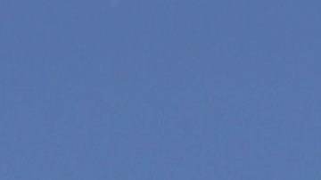 Un helicóptero de extinción de incendios vuela sobre colinas ardientes en Thousand Oaks.