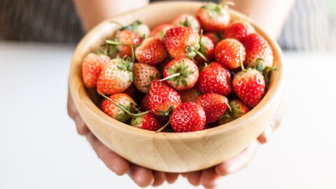 Por su alto contenido de vitaminas C y A, las fresas son excelentes para la salud de la piel.