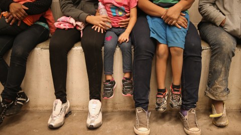 Las escaladas de violencia en El Salvador, Honduras, y Guatemala, se correlacionan con aumentos en la migración. (Foto archivo)