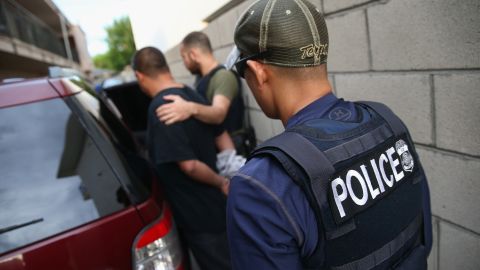 El presunto operativo para ir en busca de familias centroamericanas y jóvenes metidos en pandillas, terminó arrestando a mayoría que no pertenece a ninguno de estos dos grupos (Foto: archivo)