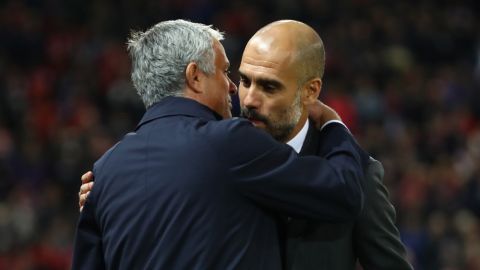 José Mourinho, técnico del Manchester United y Pep Guardiola, técnico del Manchester City