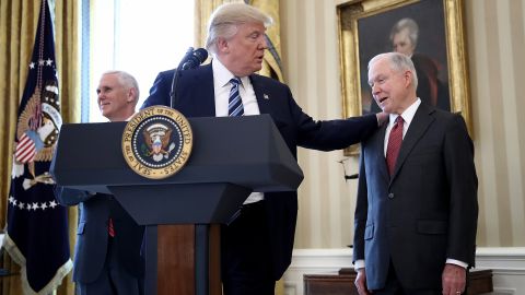 La Casa Blanca minimiza los rumores sobre el movimiento de Sessions