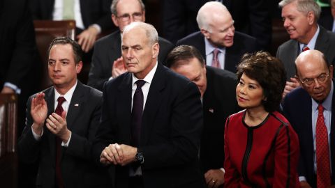 El Presidente Trump despidió a su Jefe de Gabinete Reince Priebus (a la izquierda), sustituyéndolo por el Secretario de Seguridad nacional John Kelly (en la foto al centro), junto a la Secretaria de Transporte Elaine Chao.