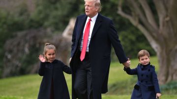 Donald Trump con sus nietos Arabella y Joseph.