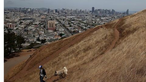California durante una intensa sequía en 2014 y el cambio tras las lluvias en 2017. Getty Images