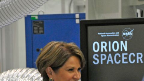 Pence inspecciona un modelo de la nave espacial Orion de la NASA.